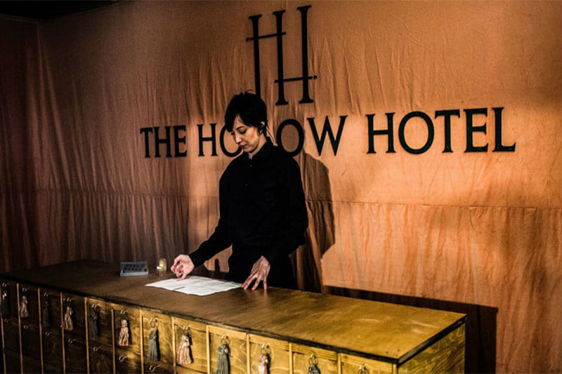 خانمی که به نظر می رسد متصدی هتل است، مربوط به بازی Escape the hotel room‪‬‬