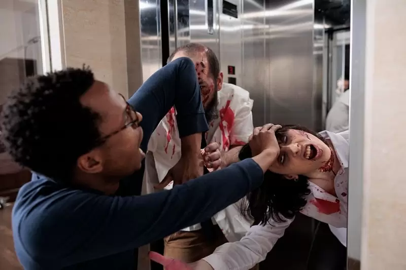 فردی در حال فرار از یک خون آشام در اتاق فرار