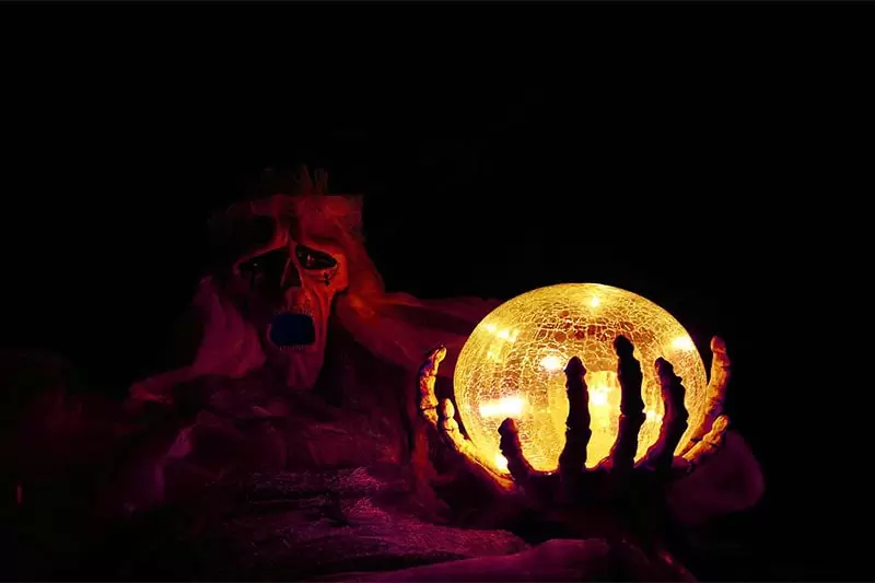 اکتوری وحشتناک در اتاق فرار با یک گوی نورانی در دست